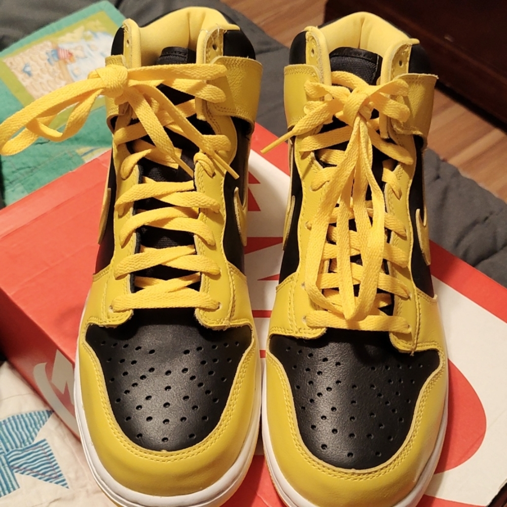 Dunks Black and yellow